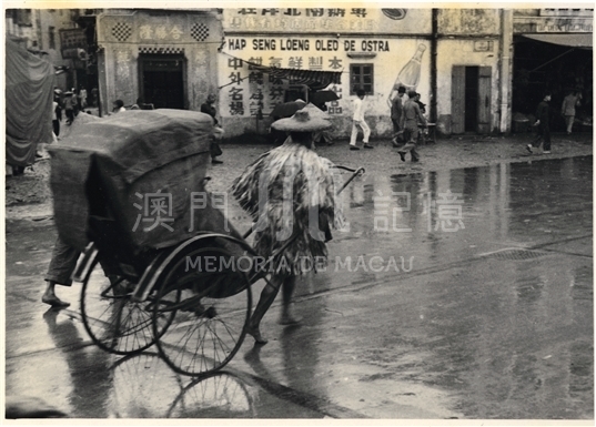 雨中人力車夫